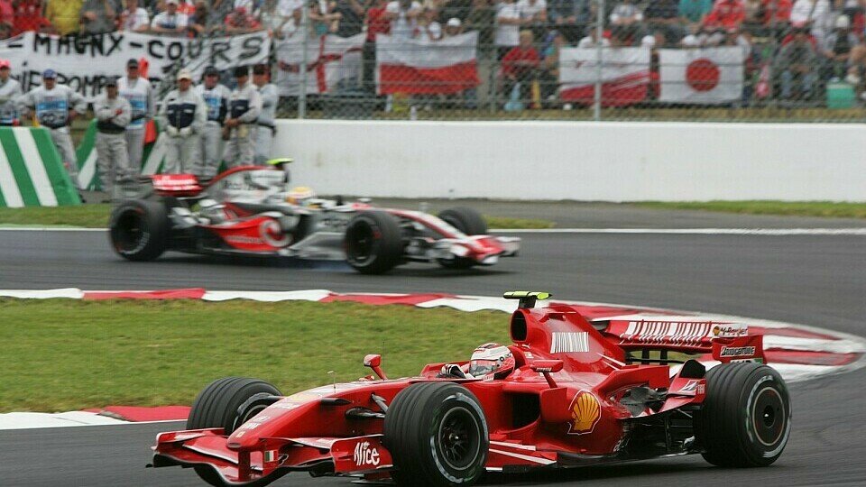 Kimi Räikkönen schnappte sich gleich Lewis Hamilton und dann fuhr er taktisch klug, Foto: Sutton