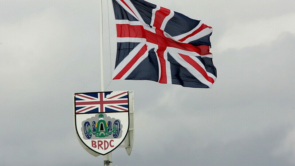Der Union Jack zeigt es an: Es ist windig in Silverstone, Foto: Sutton
