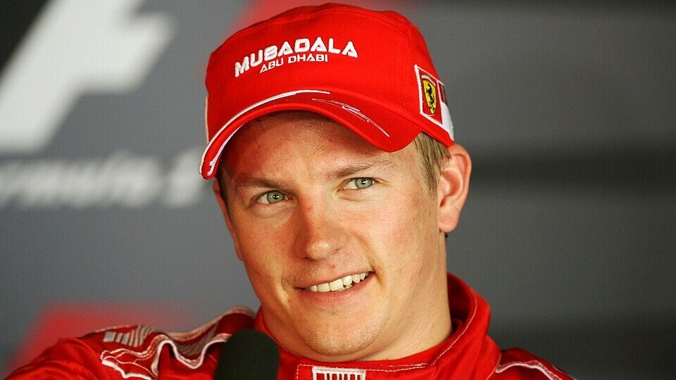 Wenn Kimi Räikkönen öffentlich so lächelt, dann ist er zufrieden, Foto: Sutton
