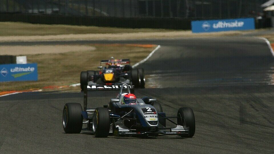 Grosjean liegt jetzt vor Buemi, Foto: F3 EuroSerie Grosjean liegt jetzt vor Buemi, Foto: F3 EuroSerie