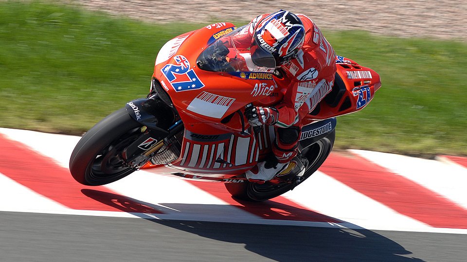 Casey Stoner sucht noch etwas nach Traktion, Foto: Ducati