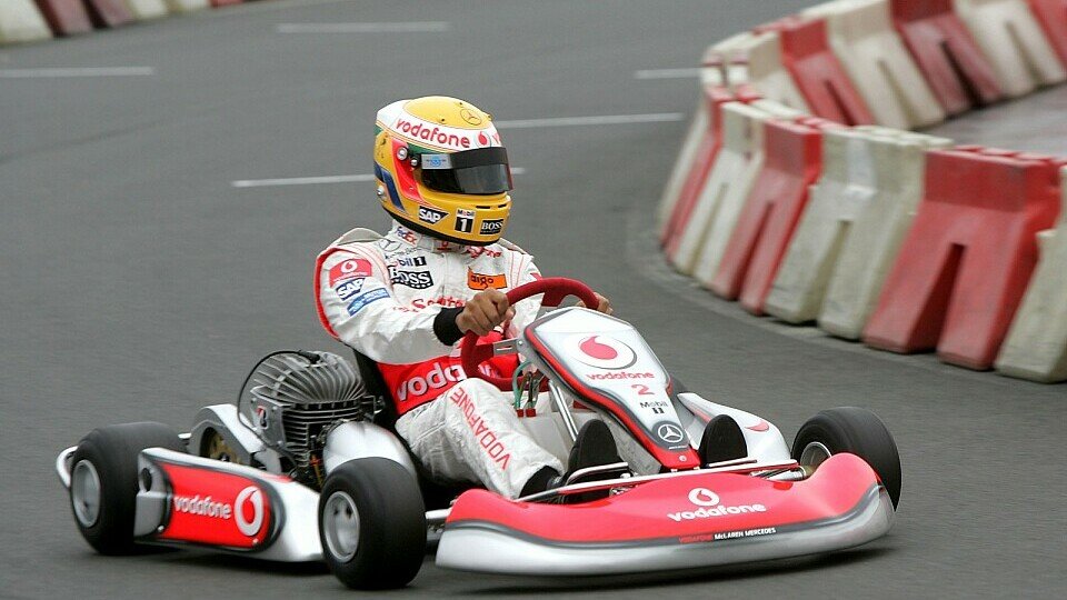 Auch vor dem Europa GP saß Lewis wieder im Kart., Foto: Sutton