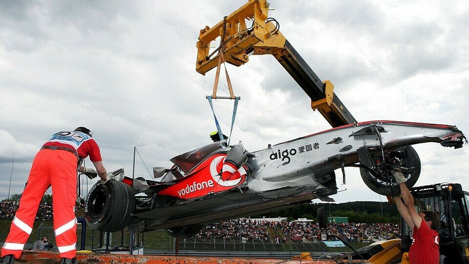Das Auto war kaputt, aber Lewis Hamilton blieb ganz, Foto: Sutton