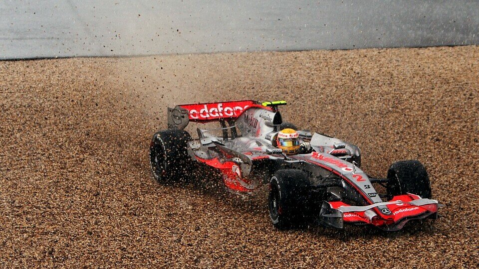 Gleich zweimal rodelte Lewis Hamilton ins Kies., Foto: Sutton