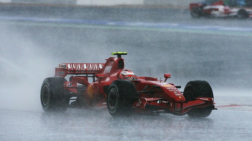 Auch Kimi schwamm durch den Regen., Foto: Sutton