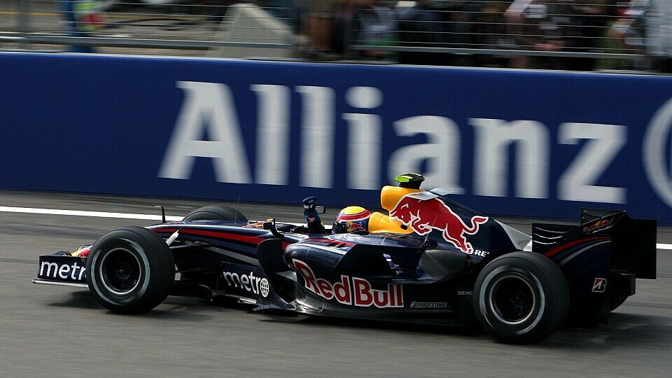 Mark Webber freut sich über Platz drei auf dem Nürburgring., Foto: Sutton