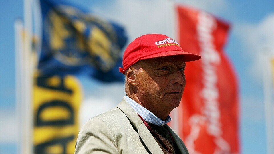 Niki Lauda würde die Fahrer einfach mehr fahren lassen, Foto: Sutton