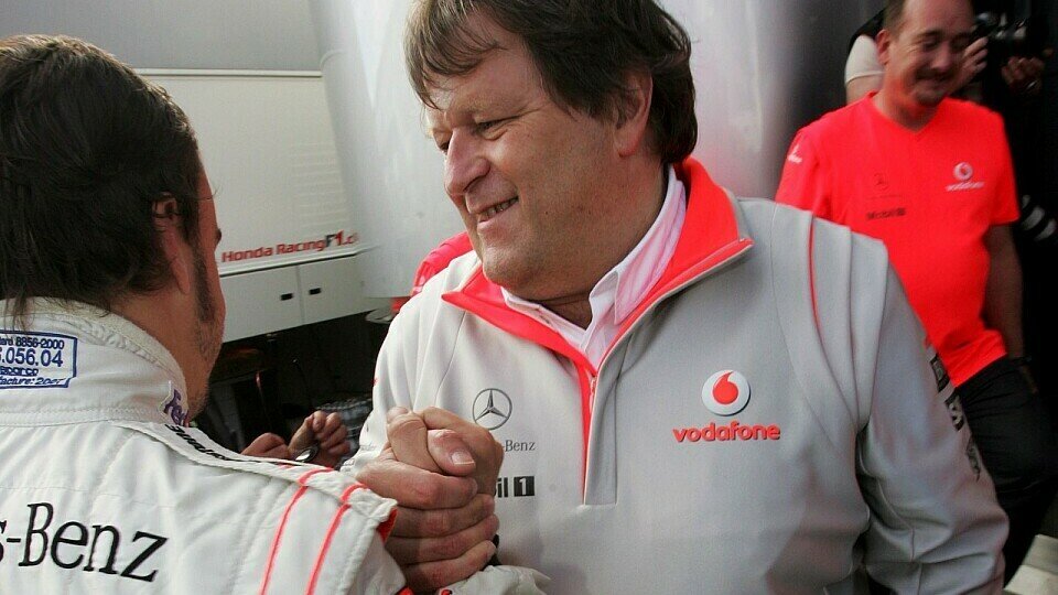 Laut Norbert Haug will Fernando Alonso bei McLaren bleiben, Foto: Sutton