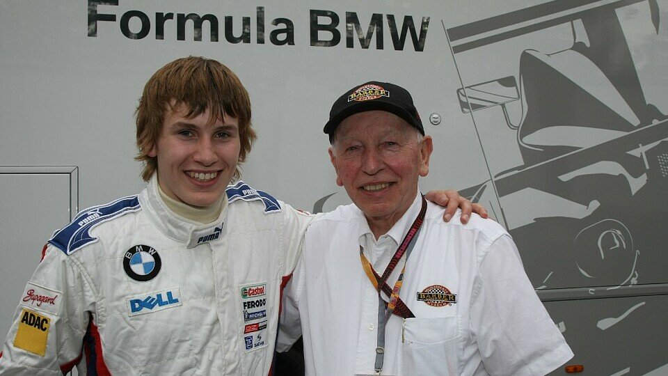 Auch Legenden wie John Surtees trafen die jungen Piloten, Foto: BMW