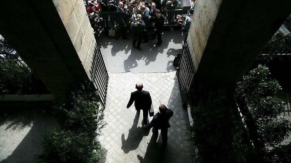 Wer in Paris aus dem Schatten tritt, auf den wartet schon die Meute..., Foto: FIA