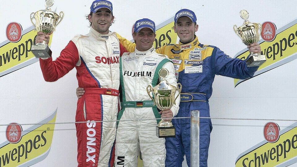 René (rechts) freut sich über seinen ersten Podiumsplatz im Carrera Cup, Foto: Porsche