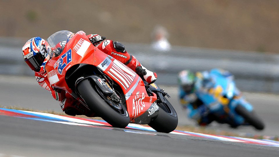 Casey Stoner musste auch ein wenig schieben, Foto: Ducati
