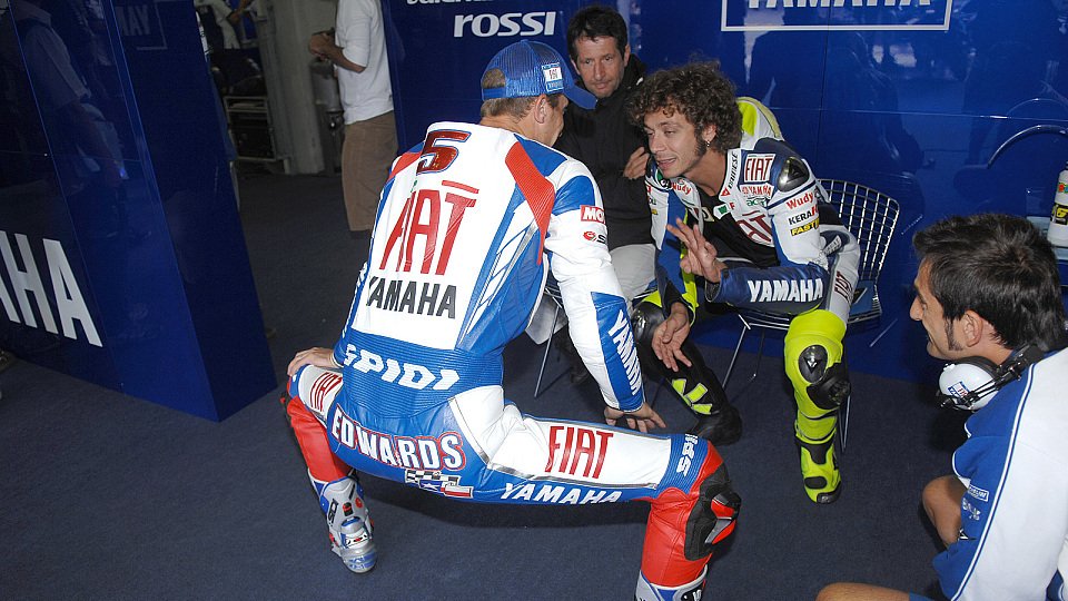 Valentino Rossi und Colin Edwards hatten Zeit, um ihre Eindrücke zu besprechen, Foto: Fiat Yamaha