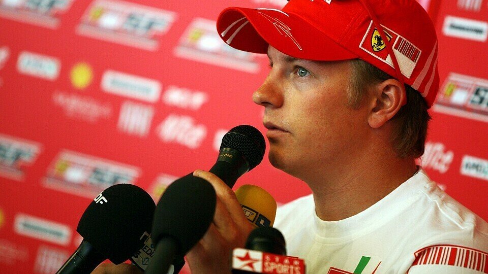 Kimi Räikkönen bei der Ferrari-Pressekonferenz, Foto: Sutton