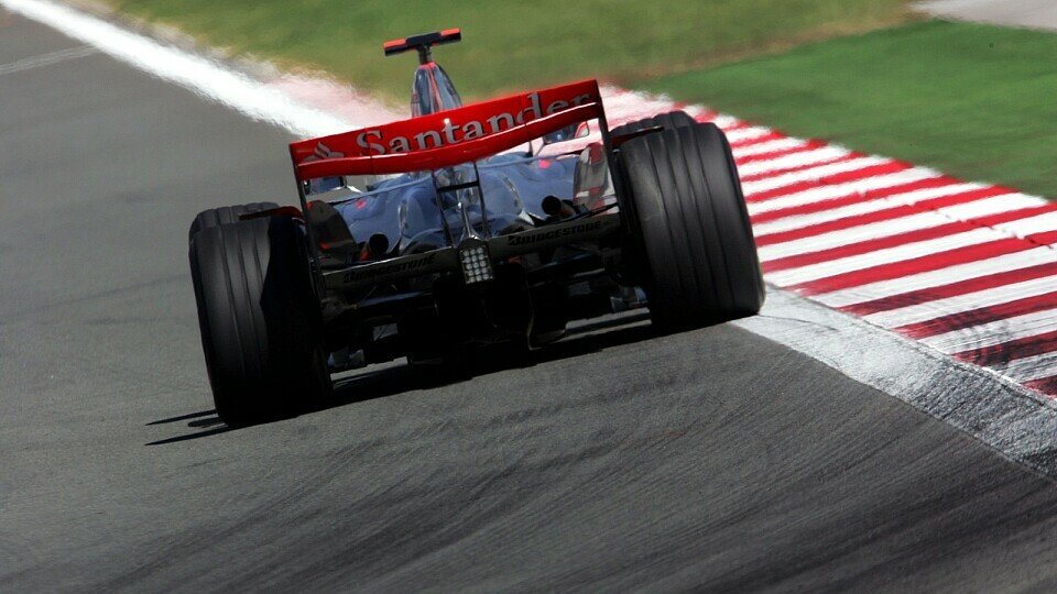 Die McLaren müssen auf der schlechteren Streckenseite starten, Foto: Sutton