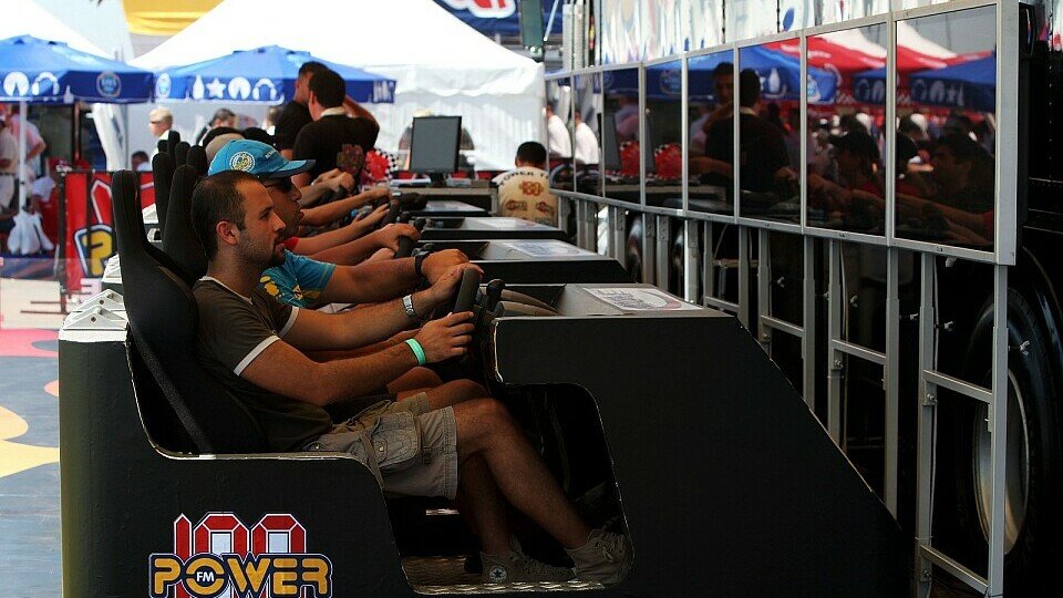 Alle sind verrückt nach dem neuen F1-Spiel, Foto: Sutton Alle sind verrückt nach dem neuen F1-Spiel, Foto: Sutton