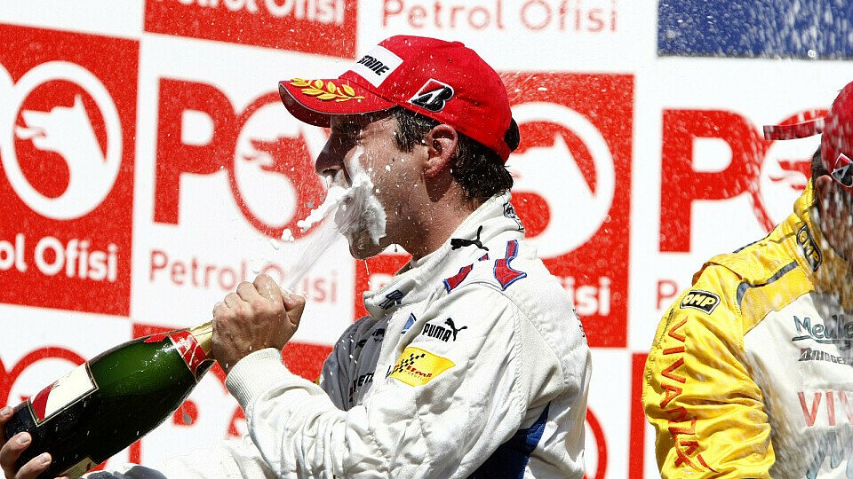 Endlich wieder Siegerchampagner für Timo., Foto: GP2 Series