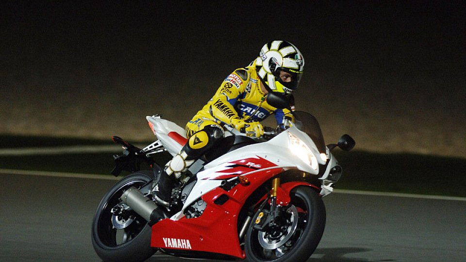 Valentino Rossi hat sich 2006 schon einmal die Bedingungen bei Nacht angesehen, Foto: Yamaha