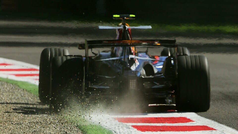 Vettel beim Balanceakt - ein bisschen zu viel kann entscheiden., Foto: Sutton