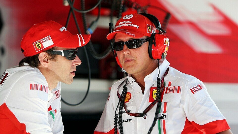 Schumacher steht Badoer in Valencia mit Rat und Tat zur Seite, Foto: Sutton