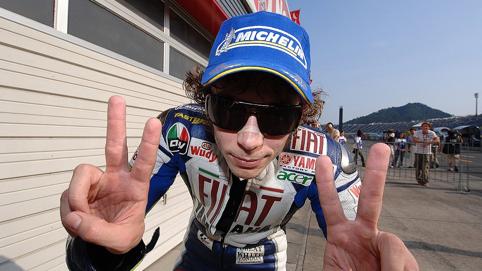 Valentino Rossi verlor zwar den Titel, gratulierte aber auch artig, Foto: Fiat Yamaha
