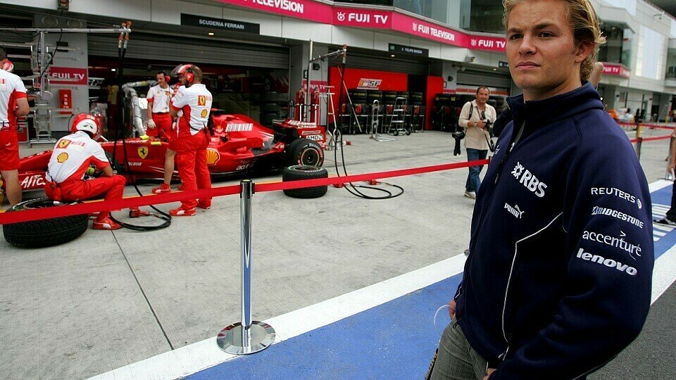 Nico Rosberg schaut zufrieden nach vorne, Foto: Sutton