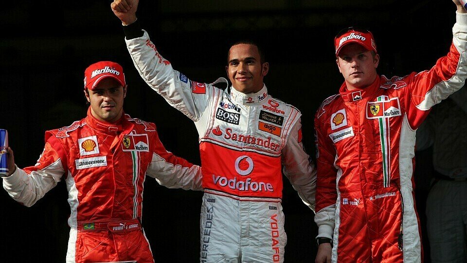 Hamilton ist umringt von Ferrari-Piloten., Foto: Sutton