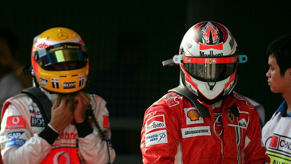 Kimi Räikkönen und Lewis Hamilton sind guter Dinge, Foto: Sutton