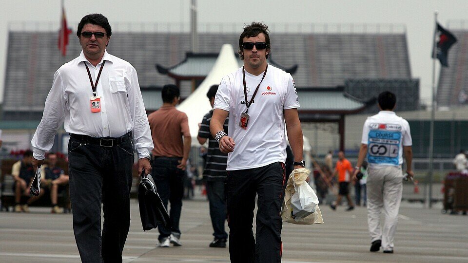 Fernando Alonso musste in Modena zur Befragung, Foto: Sutton