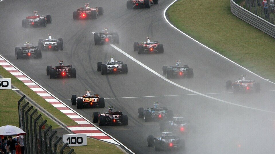 Der Formel 1 blüht in China Regen, Foto: Sutton