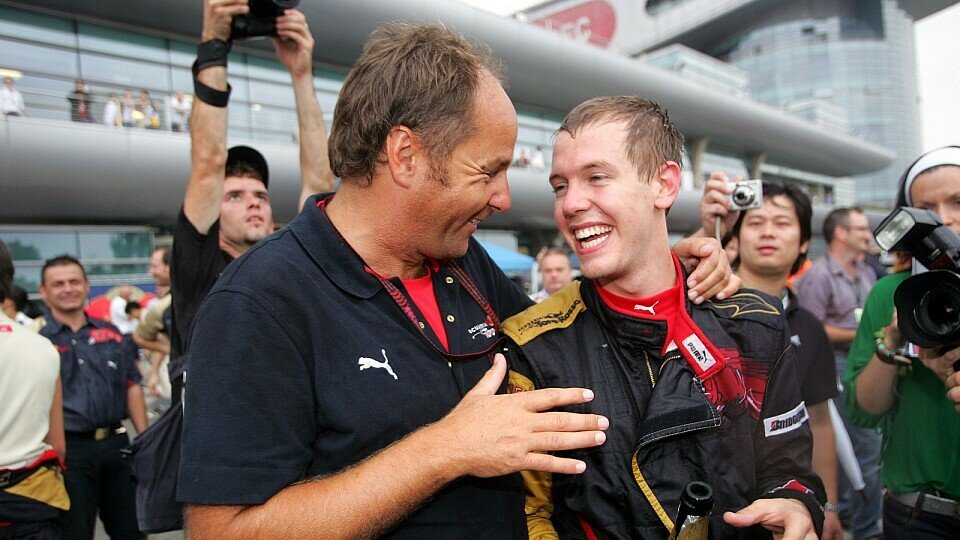 Gerhard Berger freut sich mit Sebatian Vettel, Foto: Sutton