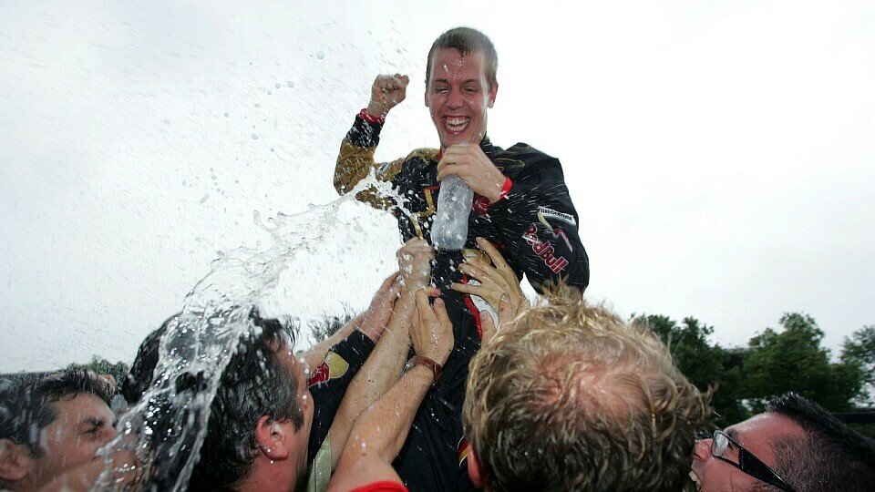 Sebastian Vettel wusste seinen Erfolg in China zu feiern..., Foto: Sutton