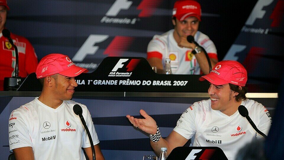 Alonso und Hamilton waren sich nicht immer so einig., Foto: Sutton