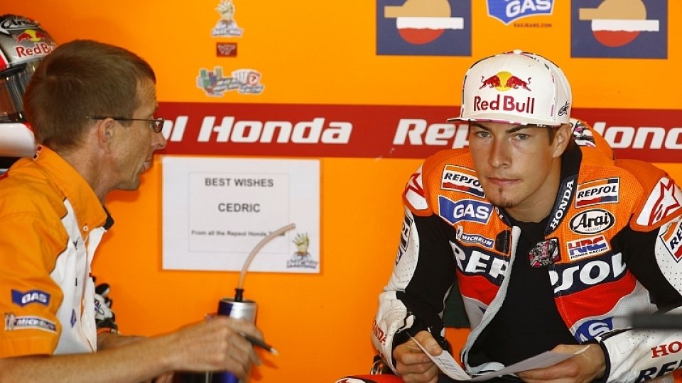 Das neue Motorrad gefiel Nicky Hayden optisch schon einmal gut, Foto: Honda Das neue Motorrad gefiel Nicky Hayden optisch schon einmal gut, Foto: Honda
