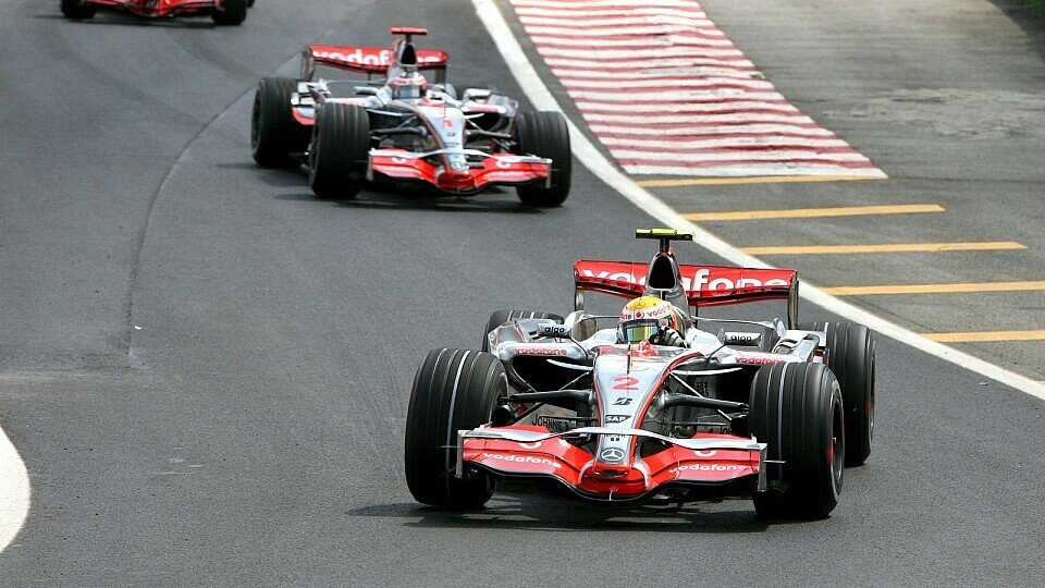 Lewis hamilton hat klar die Nase vor Fernando Alonso., Foto: Sutton