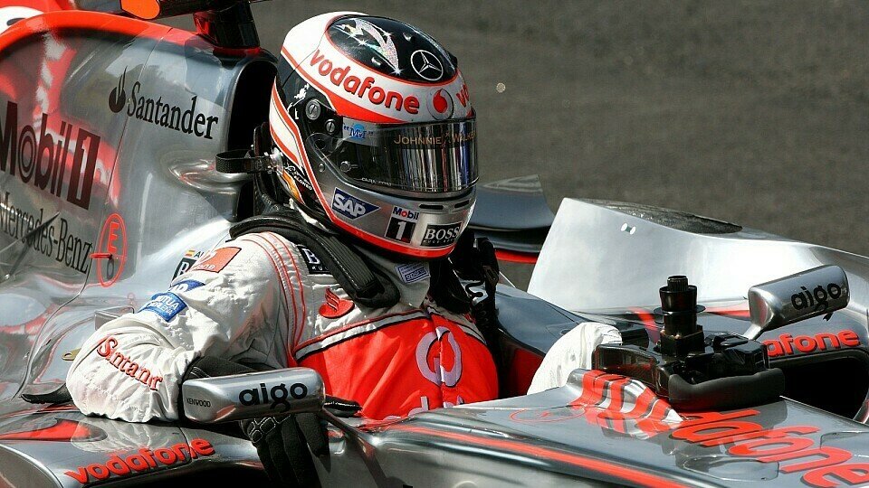 Alonso steigt aus dem Silberpfeil aus., Foto: Sutton