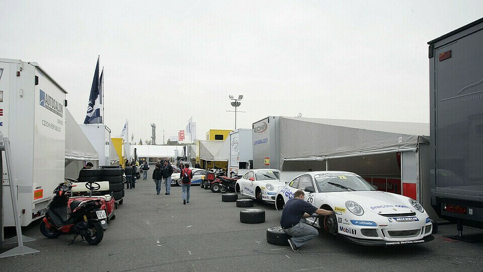 Am Donnerstag sind nur wenige Fans im Fahrerlager, Foto: Porsche