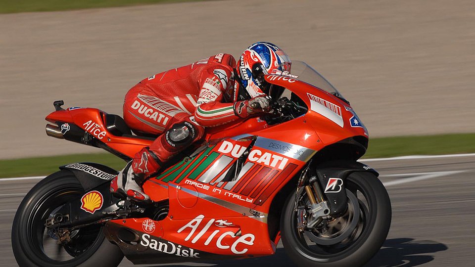 Casey Stoner fehlt etwas die Kraft in der Schulter, Foto: Ducati