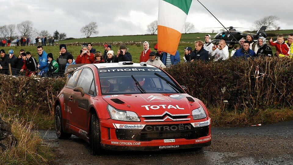 Die WRC-Autos sollen bald wieder vor der irischen Flagge Gas geben - wie hier Sebastien Loeb bei seinem Sieg 2007, Foto: Hardwick/Sutton