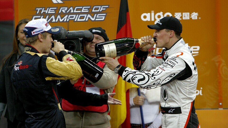 Sebastian Vettel und Michael Schumacher stoßen an, Foto: ROC