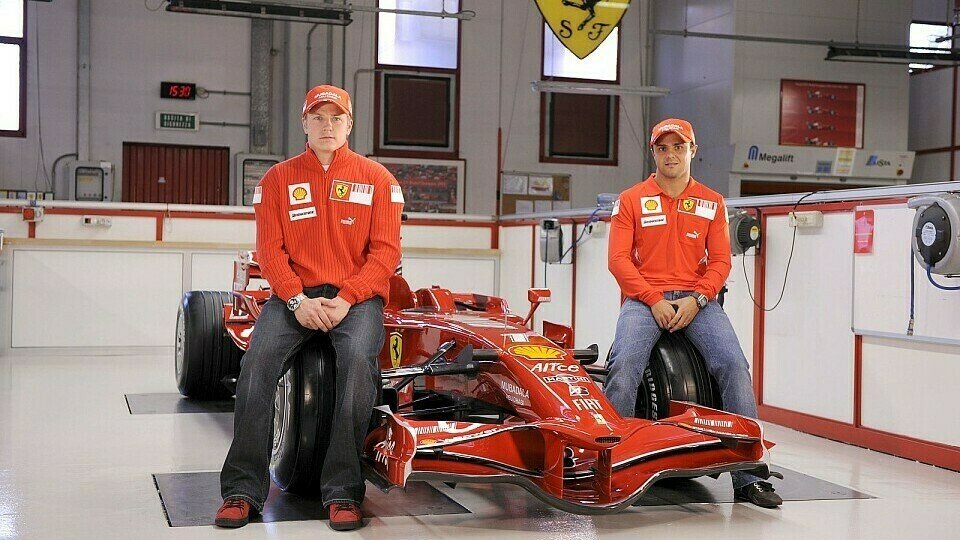 Am Sonntag saßen sie noch auf dem Auto, am Montag sitzen sie dann drinnen, Foto: © Ferrari Press Office