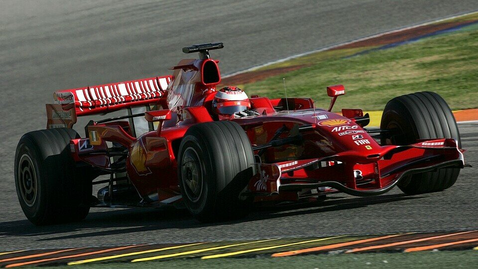 Kimi Räikkönen lag hauchdünn vorne., Foto: Sutton