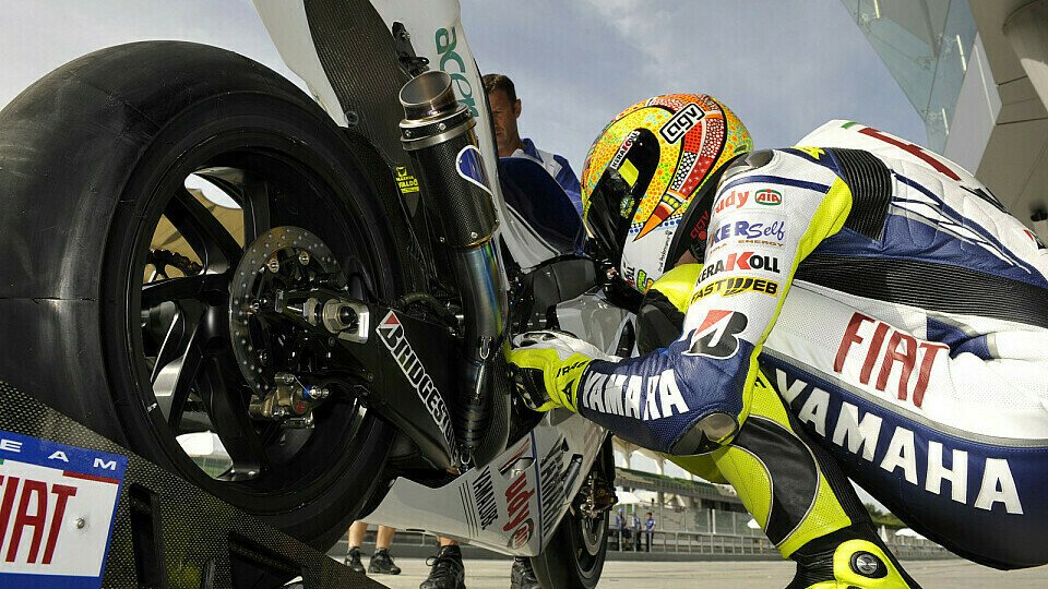 Ein wenig muss sich Valentino Rossi noch mit den Reifen beschäftigen, Foto: Fiat Yamaha Ein wenig muss sich Valentino Rossi noch mit den Reifen beschäftigen, Foto: Fiat Yamaha