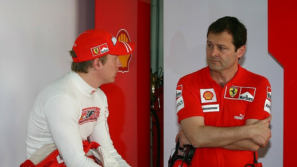 Aldo Costa bespricht mit Kimi Räikkönen die Neuerungen, Foto: Ferrari Press Office