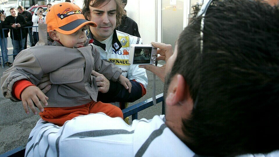 Fernando Alonso kann wieder lächeln..., Foto: Sutton