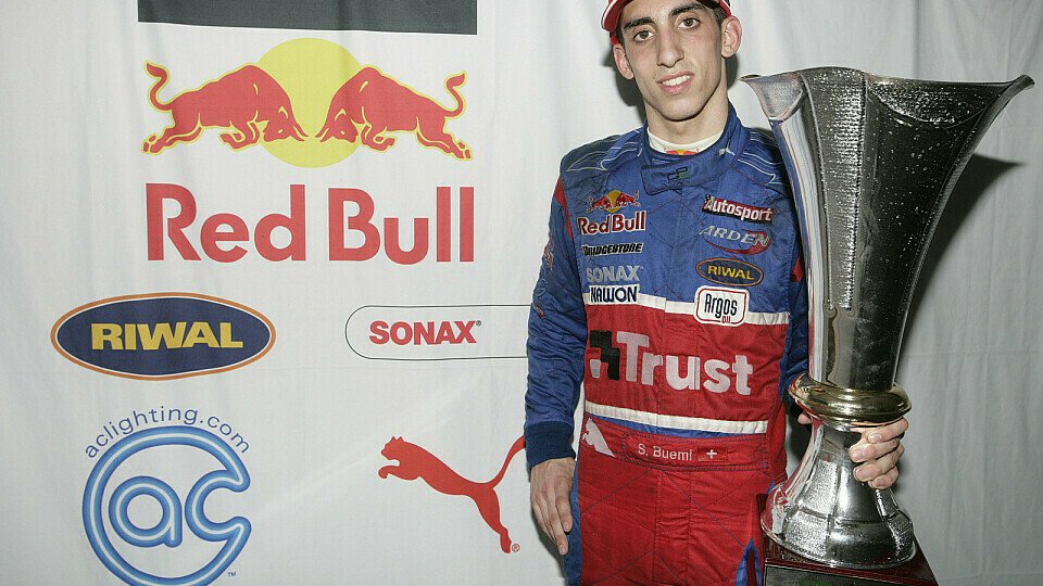 Am Ende gab es einen dicken Pokal, Foto: GP2 Series Am Ende gab es einen dicken Pokal, Foto: GP2 Series