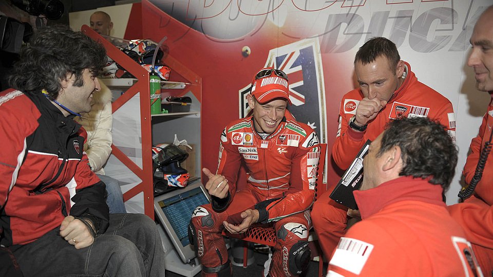 Casey Stoner und seine Crew durften sich freuen, Foto: Ducati Casey Stoner und seine Crew durften sich freuen, Foto: Ducati