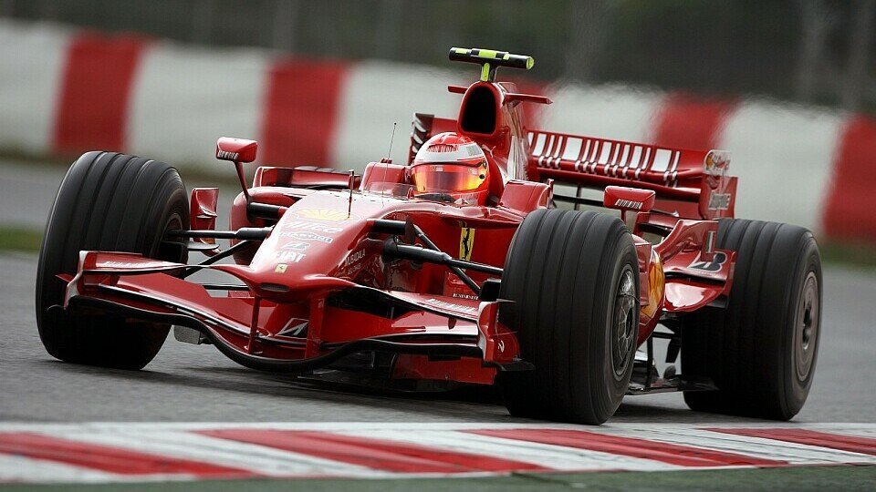 Michael Schumacher wird sich wieder ans Steuer des Ferrari setzen, Foto: Sutton