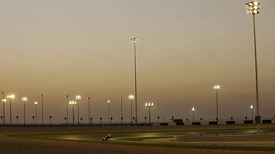 Bevor es in die Nacht geht wurde noch etwas an den Regeln geschraubt, Foto: Repsol