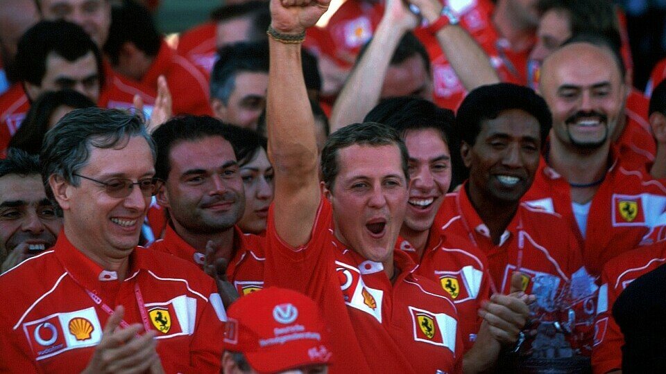Michael Schumacher freut sich über seinen Sieg beim Frankreich GP 2002 in Magny-Cours, Foto: Bearne/Sutton